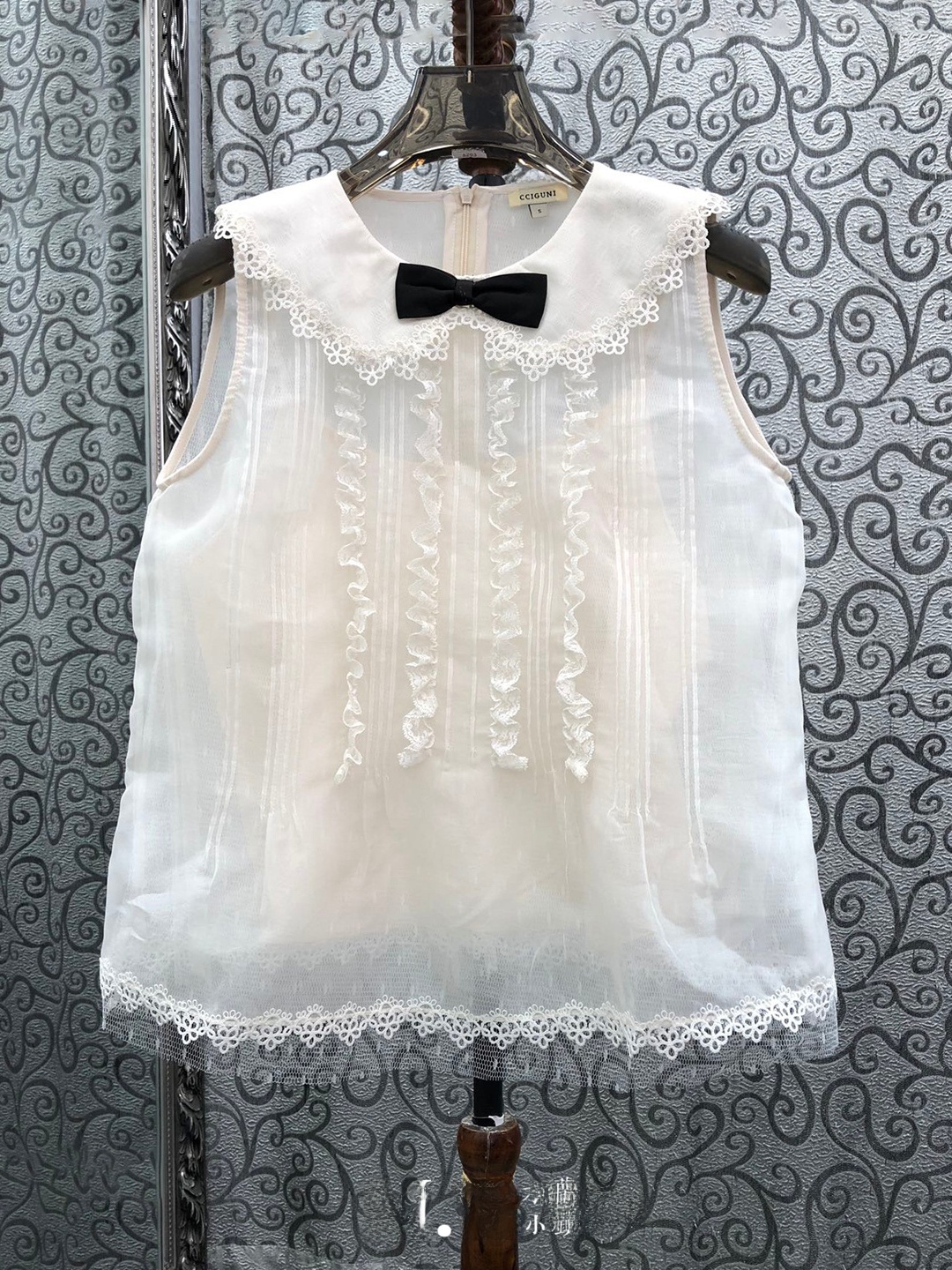 Street Fashion Of Milan - Milan Small Town Girl Style Sleeveless