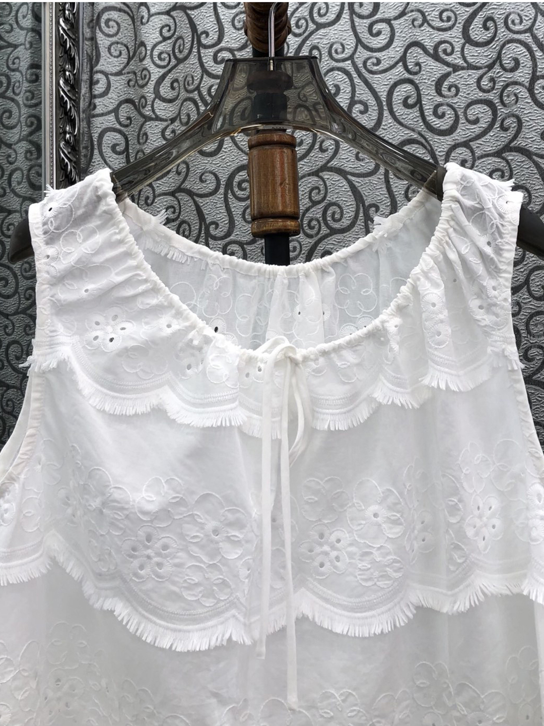 Milan Small Town Hollow out Em - Street Fashion Of Milan reseña y precio