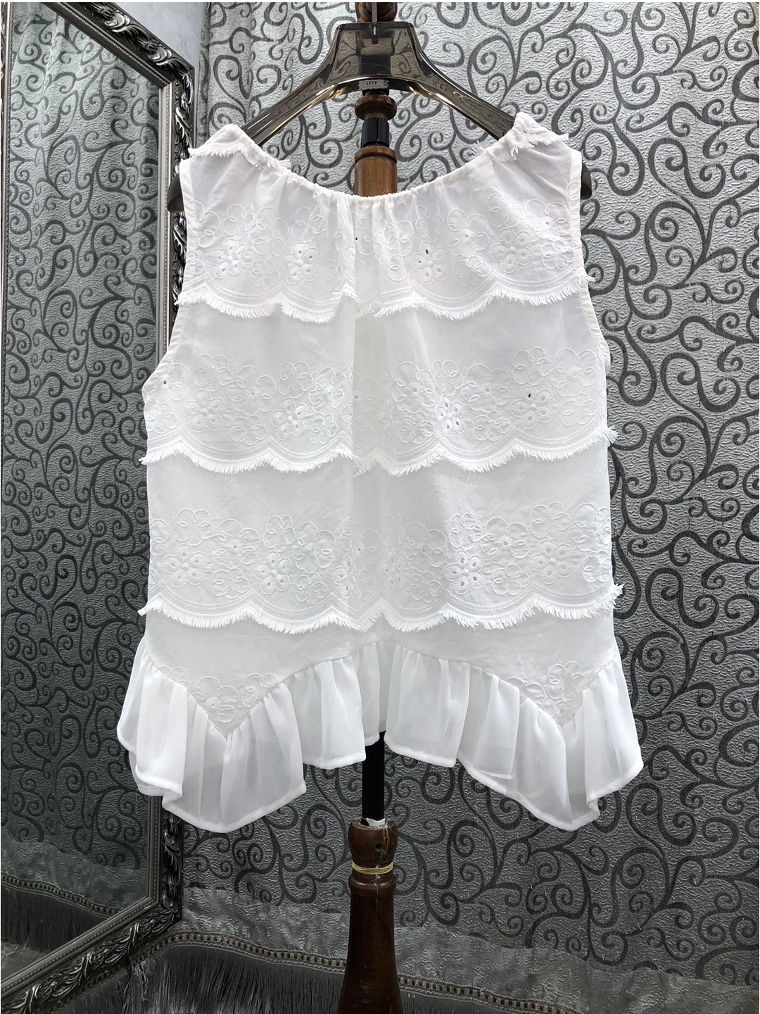 Milan Small Town Hollow out Em - Street Fashion Of Milan reseña y precio